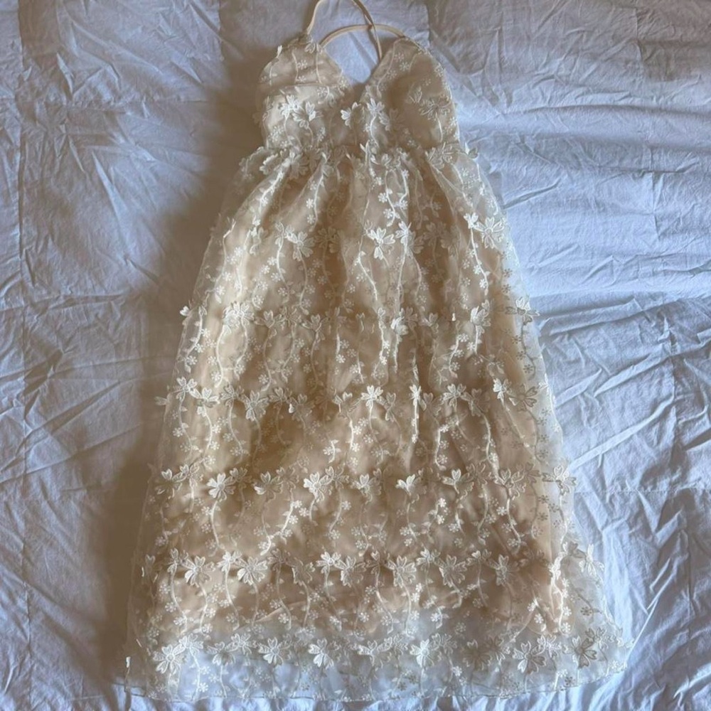 Elegant Floral Lace Gown - Picture 5 of 6